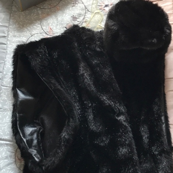 Black faux fur Vest and hat - Picture 8 of 11